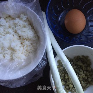 辣酱咸菜炒饭的做法步骤：1