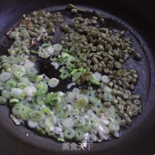 辣酱咸菜炒饭的做法步骤：3