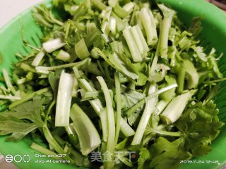 芹菜炒肉丝的做法步骤：1
