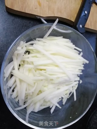 “清肠菜谱”凉拌苤蓝的做法步骤：1