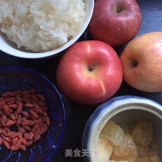 银耳苹果糖水的做法步骤：1