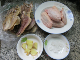 乌贼鲞烧中翅的做法步骤：1