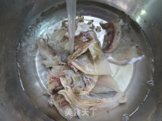 乌贼鲞烧中翅的做法步骤：3