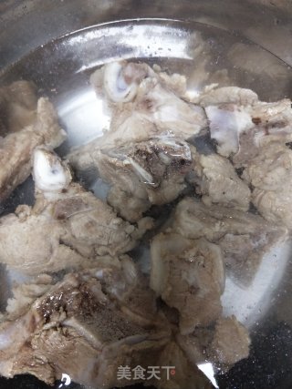 萝卜炖龙骨的做法步骤：2