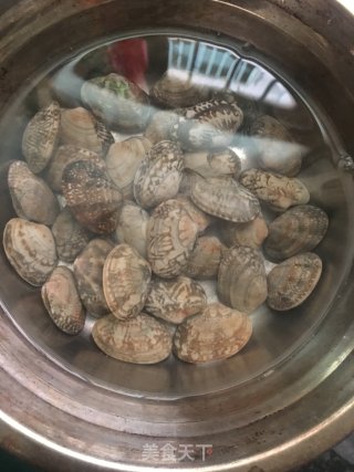 咸菜花蛤汤的做法步骤：2