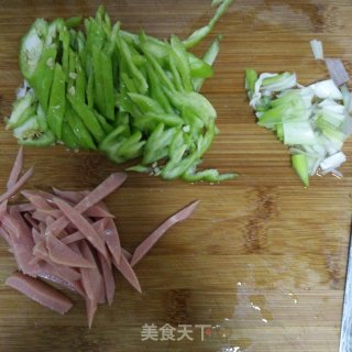 尖椒炒圆白菜的做法步骤：2