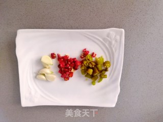酸辣酸甜的酸辣藕丁，下饭又好吃的做法步骤：2