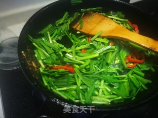 韭菜炒河虾的做法步骤：8