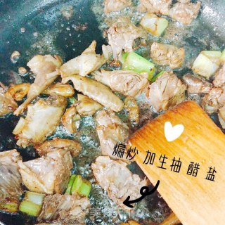 芋头鸽子煲的做法步骤：4