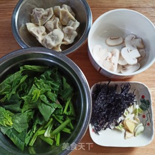 酸汤饺子的做法步骤：1