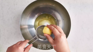 红丝绒卷蛋糕的做法步骤：2