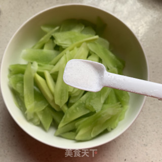 莴苣炒肉片的做法步骤：2