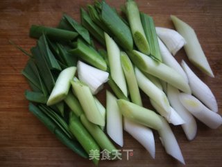 蒜苗木耳炒火腿肠的做法步骤：1