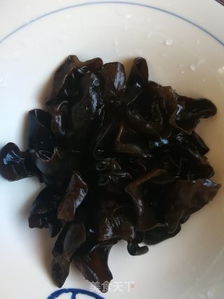 蒜苗木耳炒火腿肠的做法步骤：2