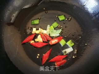 蒜苗木耳炒火腿肠的做法步骤：5