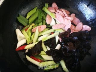 蒜苗木耳炒火腿肠的做法步骤：6