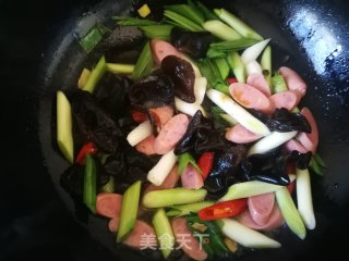 蒜苗木耳炒火腿肠的做法步骤：7