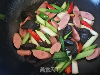 蒜苗木耳炒火腿肠的做法步骤：8