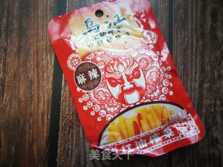 蒜苗木耳榨菜汤面的做法步骤：1