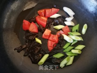蒜苗木耳榨菜汤面的做法步骤：3