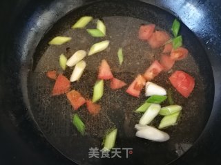 蒜苗木耳榨菜汤面的做法步骤：4