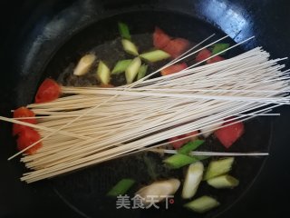 蒜苗木耳榨菜汤面的做法步骤：5
