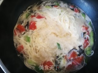蒜苗木耳榨菜汤面的做法步骤：6