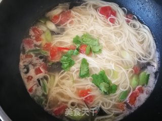 蒜苗木耳榨菜汤面的做法步骤：8