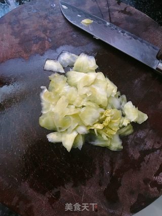 咸菜豆腐滚黄骨鱼汤的做法步骤：1