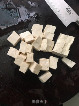 咸菜豆腐滚黄骨鱼汤的做法步骤：2