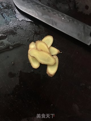 咸菜豆腐滚黄骨鱼汤的做法步骤：3
