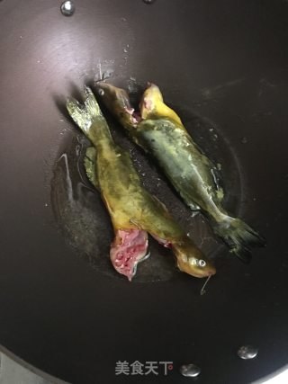 咸菜豆腐滚黄骨鱼汤的做法步骤：5