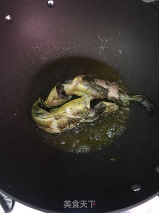 咸菜豆腐滚黄骨鱼汤的做法步骤：6