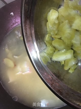 咸菜豆腐滚黄骨鱼汤的做法步骤：11