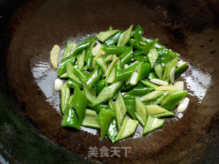 青椒炒腊肠的做法步骤：6