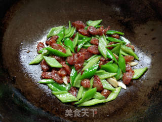 青椒炒腊肠的做法步骤：7