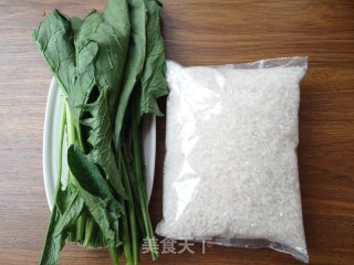 菠菜米粥的做法步骤：1