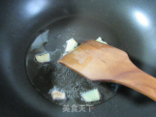 酸菜炒望潮的做法步骤：3