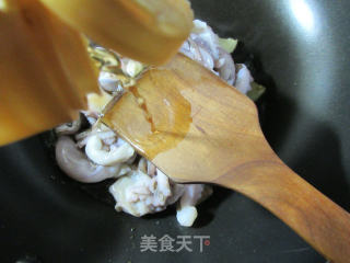 酸菜炒望潮的做法步骤：4