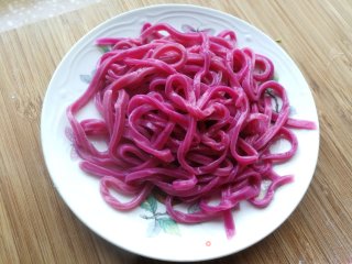 牛肉酱火龙果拌面的做法步骤：6