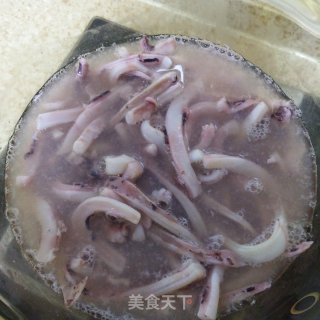 大葱炒鱿鱼的做法步骤：1