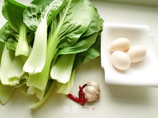 青菜梗炒荷包蛋的做法步骤：1