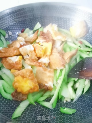 青菜梗炒荷包蛋的做法步骤：9