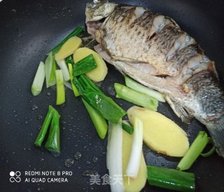 鲫鱼炖豆腐汤的做法步骤：2