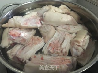 美味红烧猪蹄的做法步骤：1