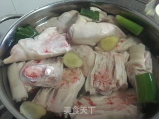 美味红烧猪蹄的做法步骤：2