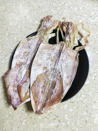 烤鱿鱼的做法步骤：1