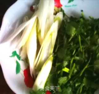 香卤豆腐皮炒香菜的做法步骤：2
