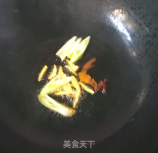 香卤豆腐皮炒香菜的做法步骤：3