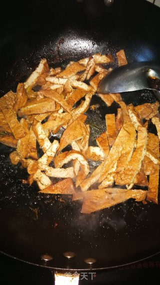 香卤豆腐皮炒香菜的做法步骤：4